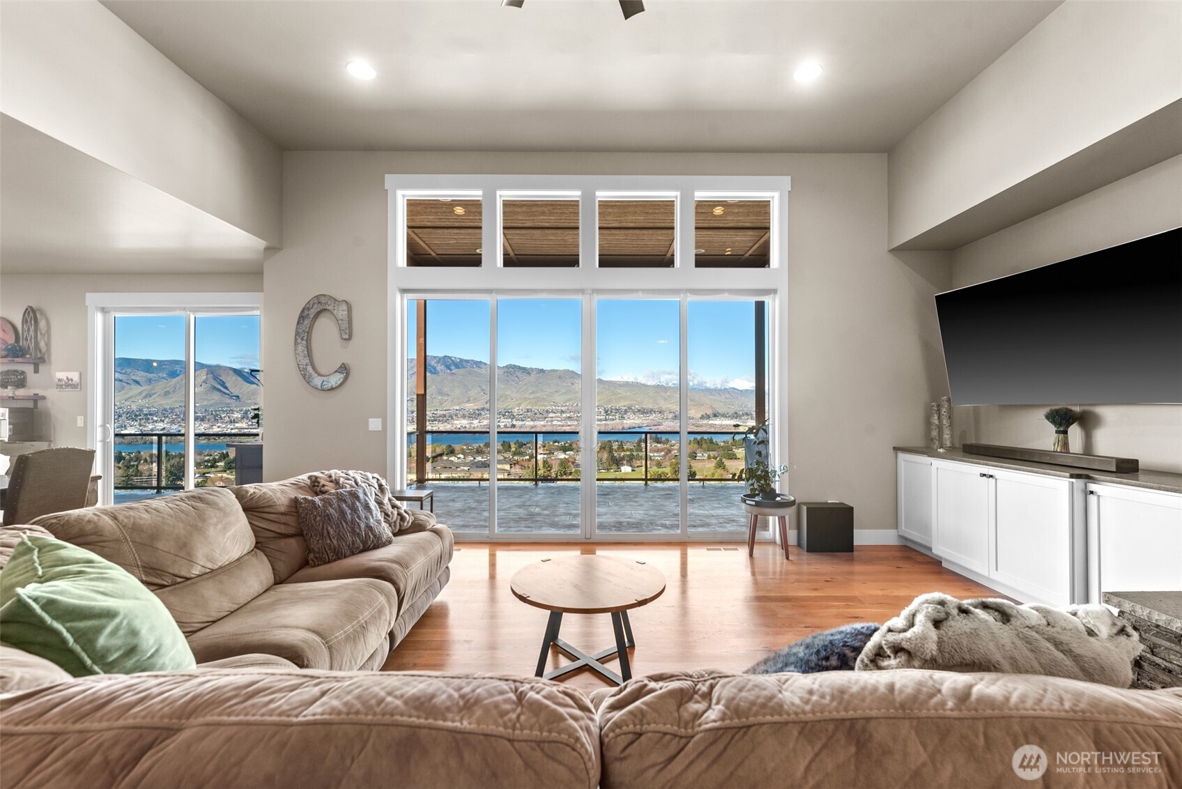 2910 N Baker Avenue , East Wenatchee, WA 98802