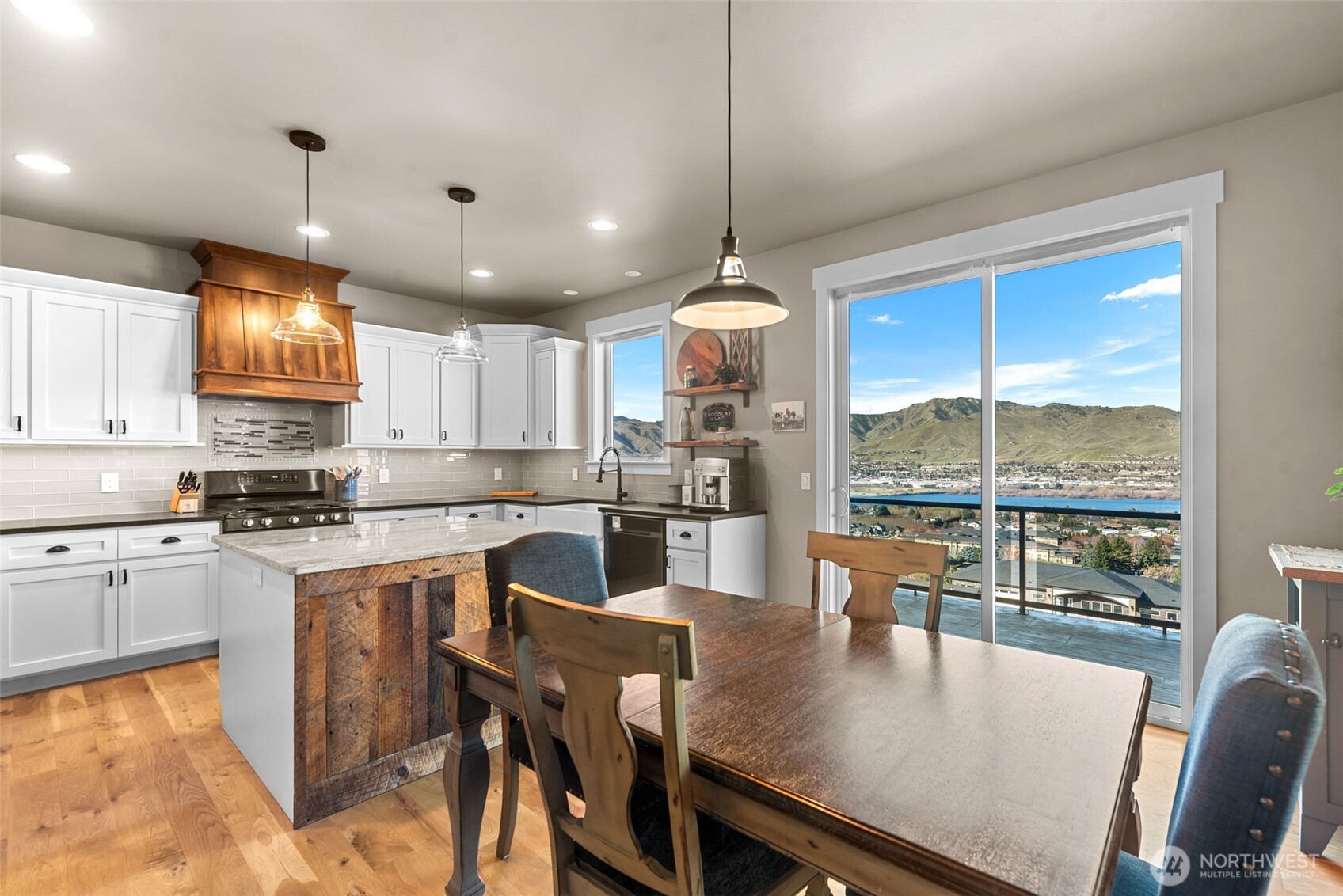 2910 N Baker Avenue , East Wenatchee, WA 98802