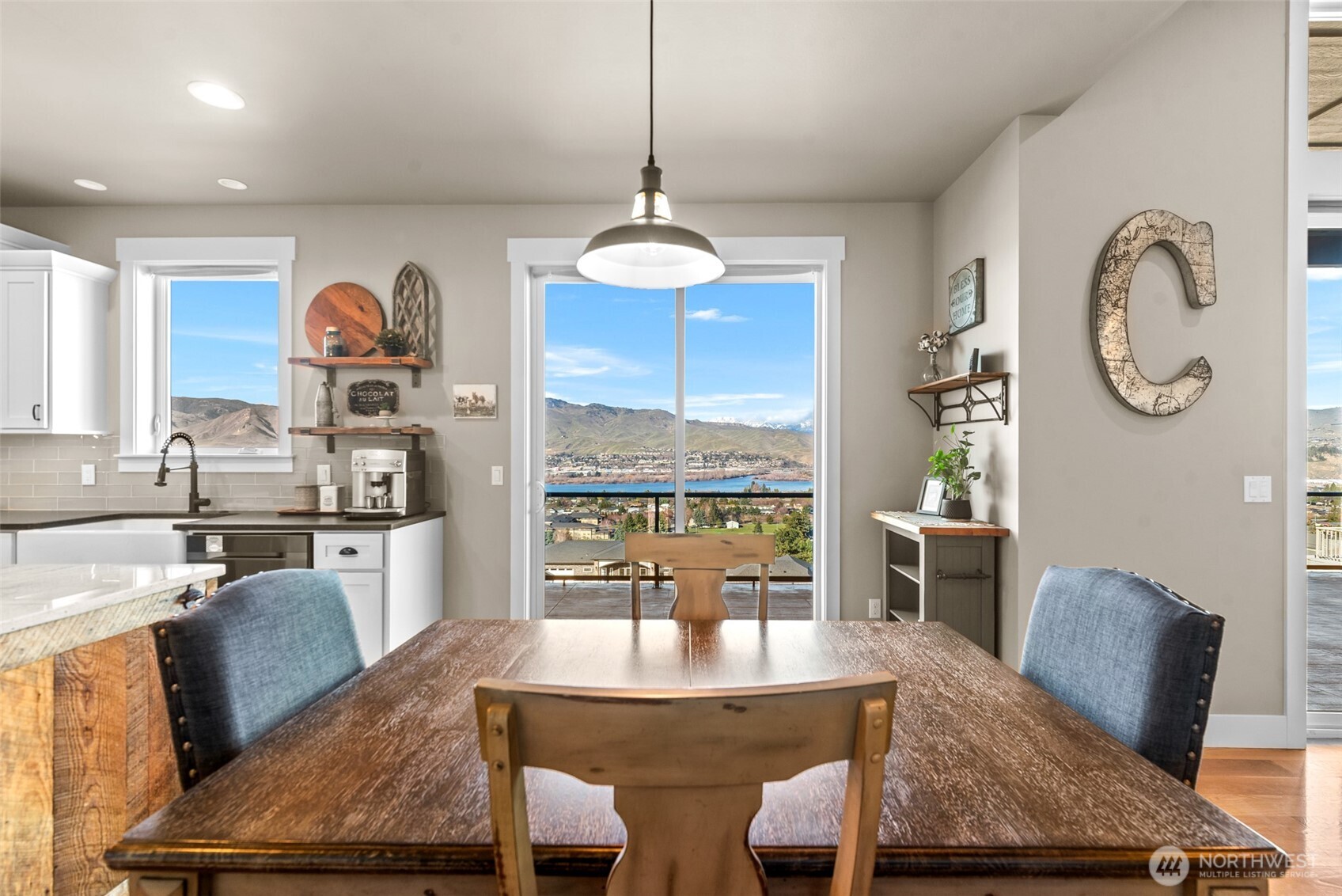 2910 N Baker Avenue , East Wenatchee, WA 98802