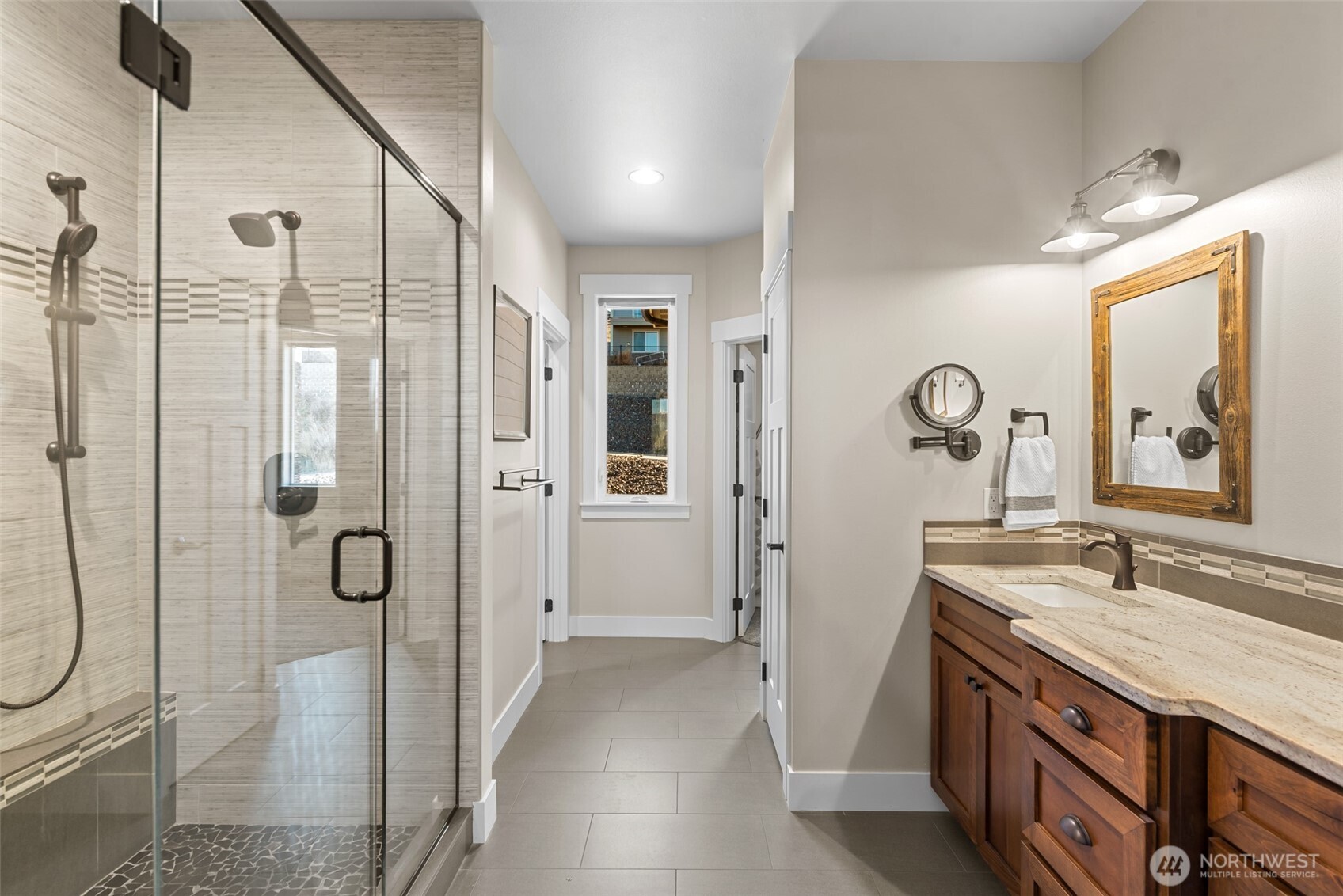 2910 N Baker Avenue , East Wenatchee, WA 98802