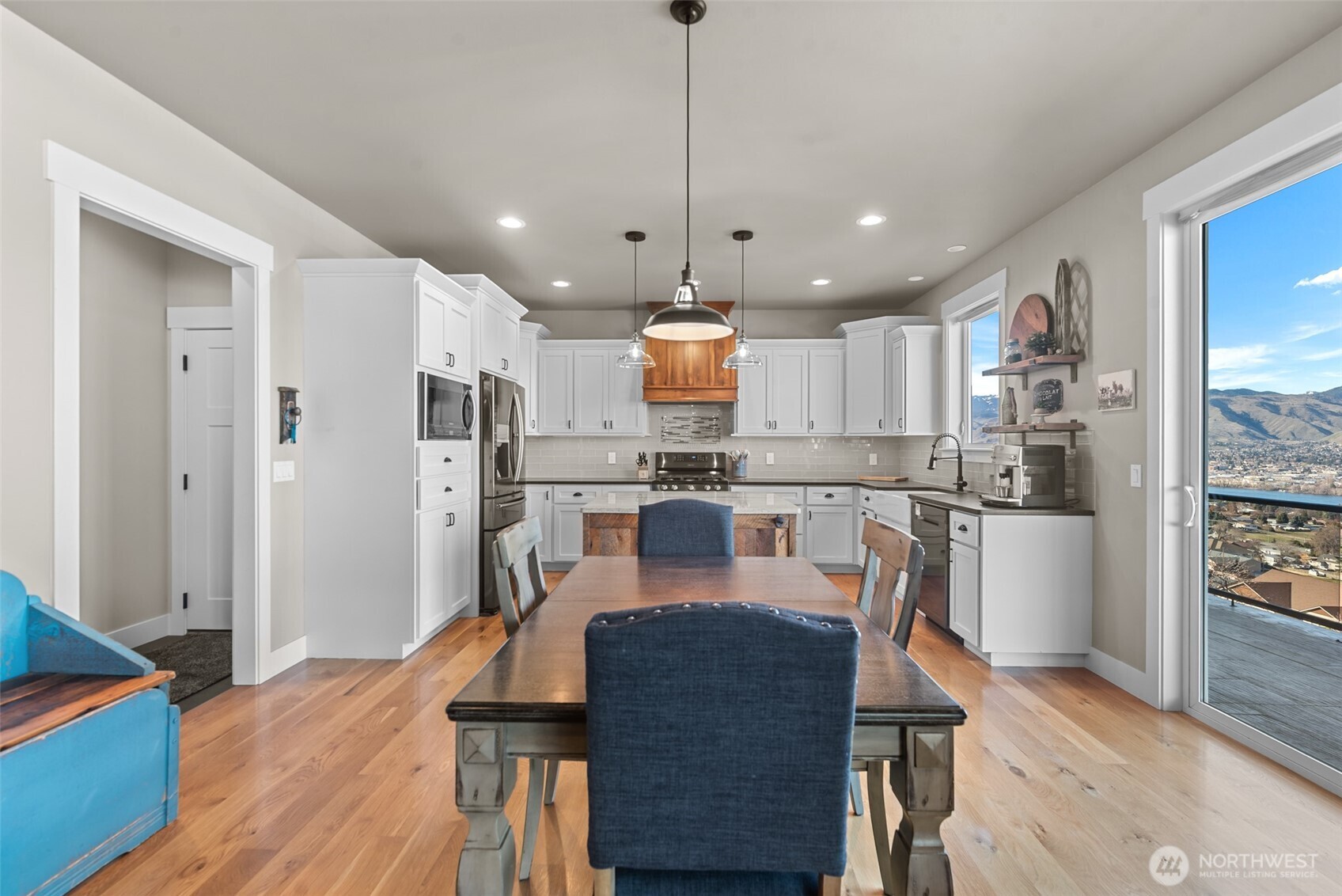 2910 N Baker Avenue , East Wenatchee, WA 98802