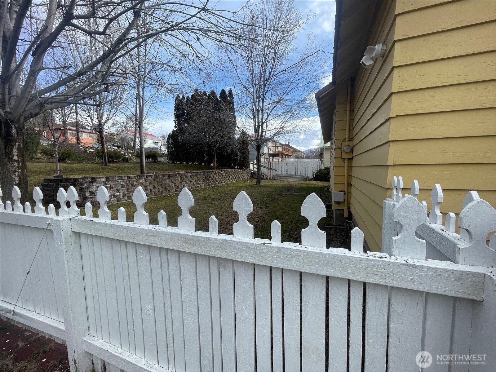 18 Cherry Avenue W, Omak, WA 98841-9707