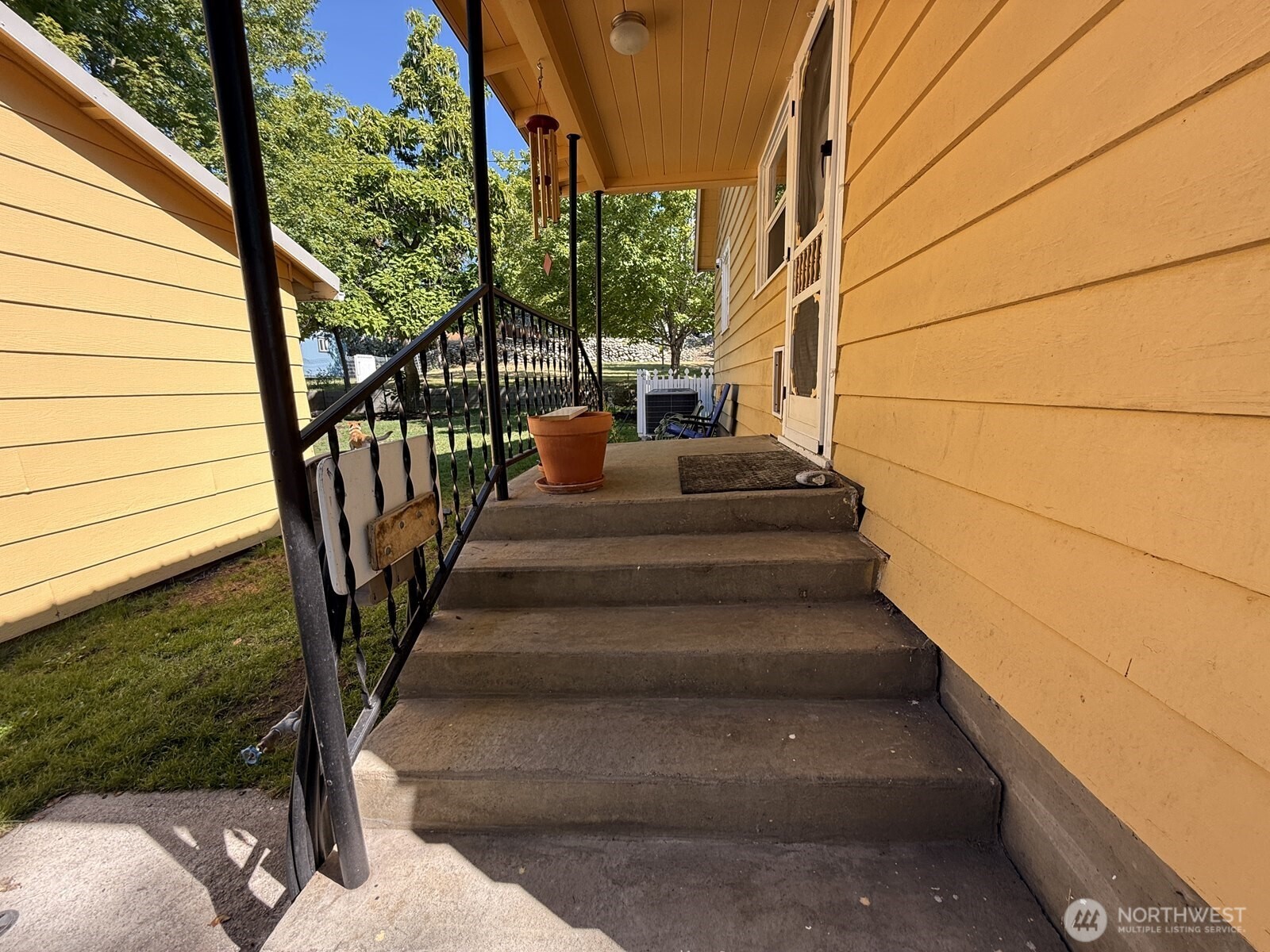 18 Cherry Avenue W, Omak, WA 98841-9707