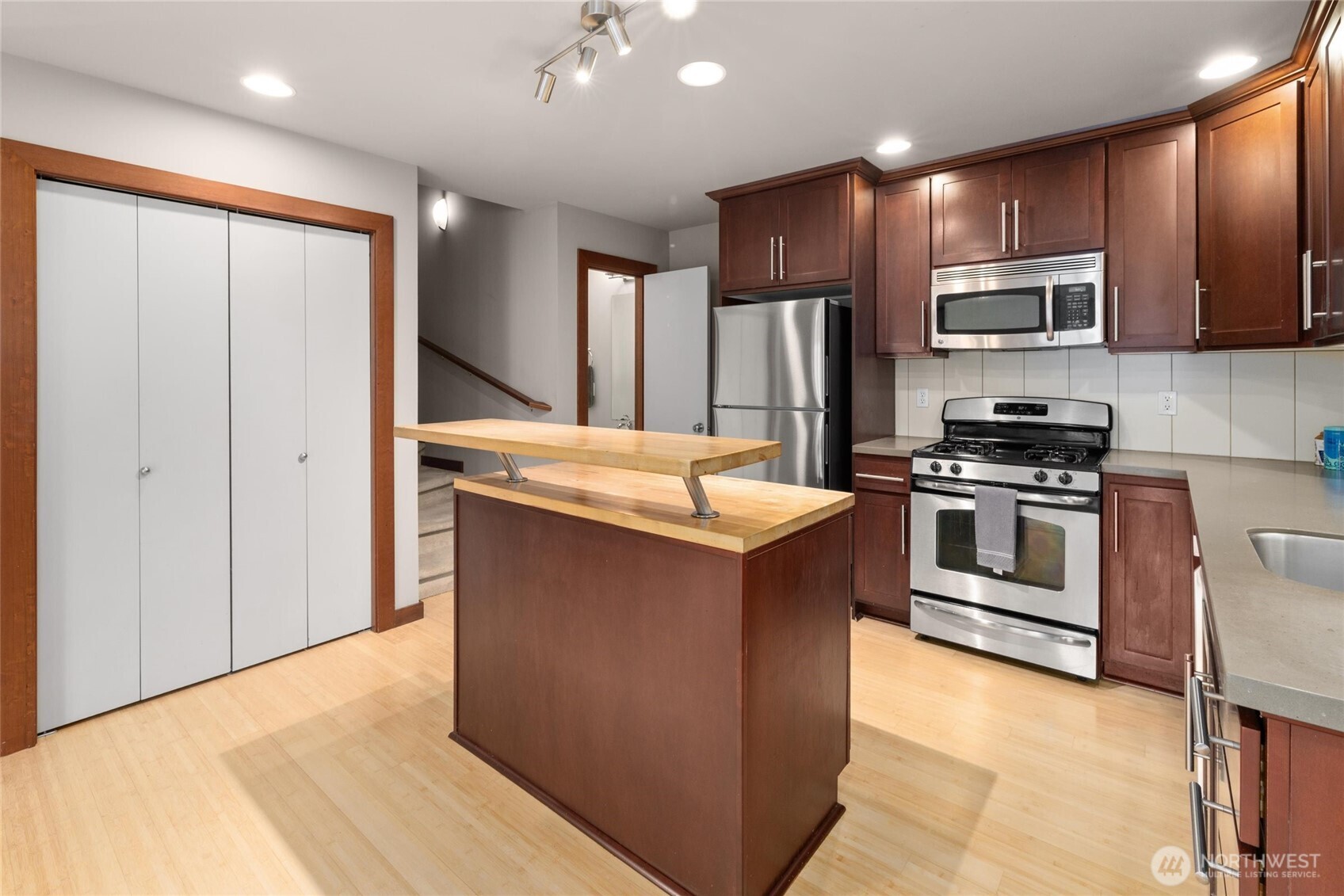 4005 7th Avenue NE, Seattle, WA 98105