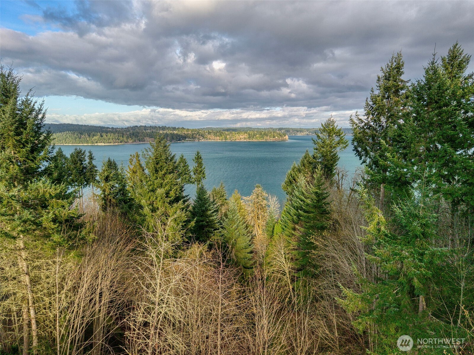 2401 NE Solar View Court , Poulsbo, WA 98345