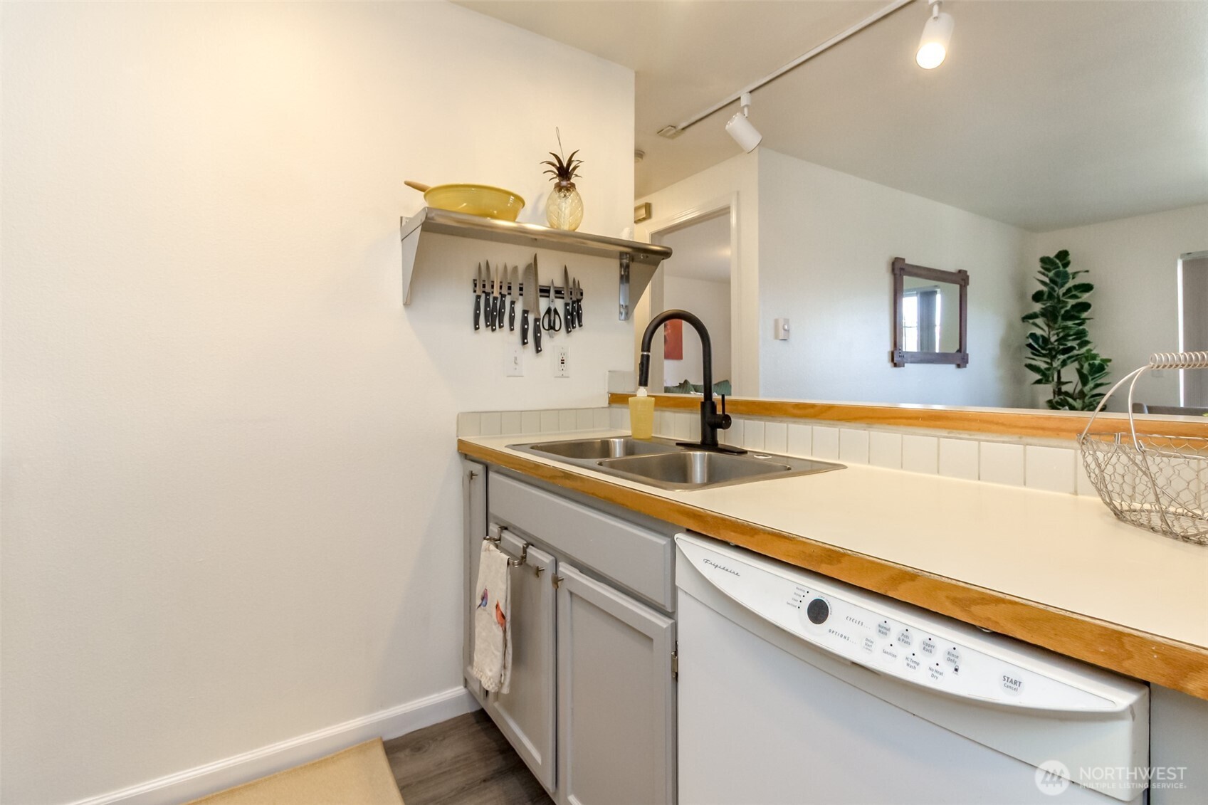 22810 30th Avenue S #C203, Des Moines, WA 98198