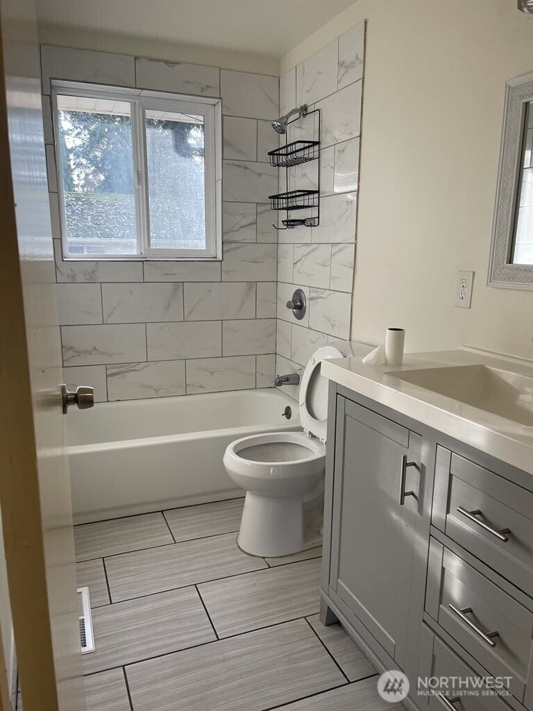 27 SW 102 Street , Seattle, WA 98146