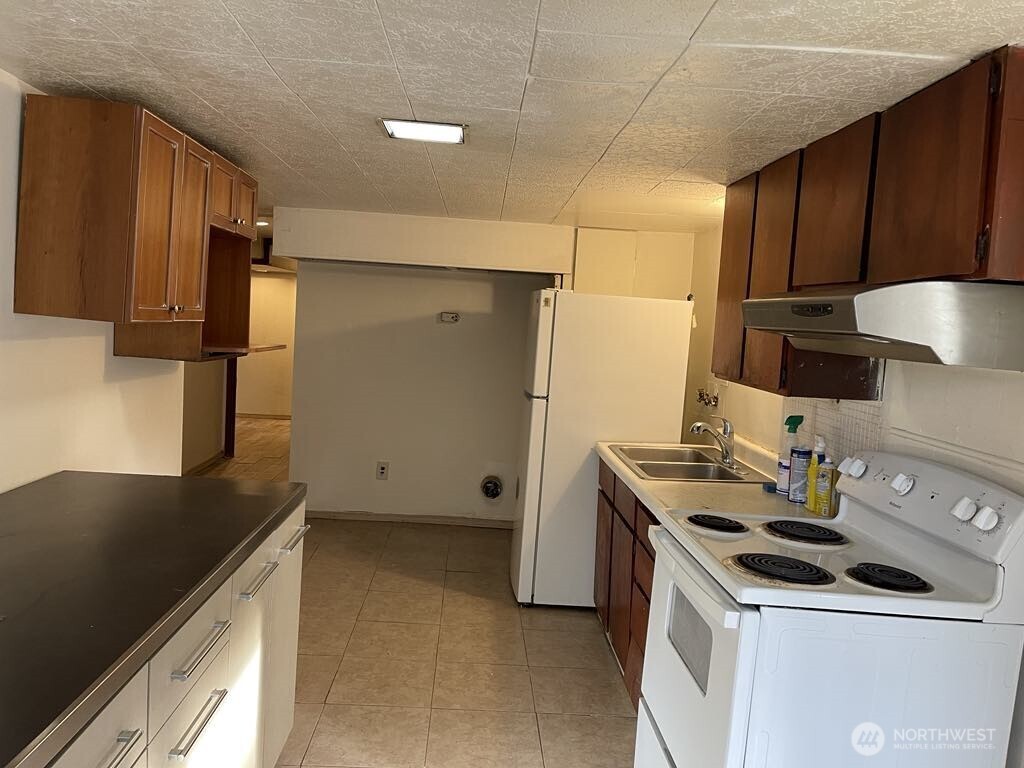 27 SW 102 Street , Seattle, WA 98146