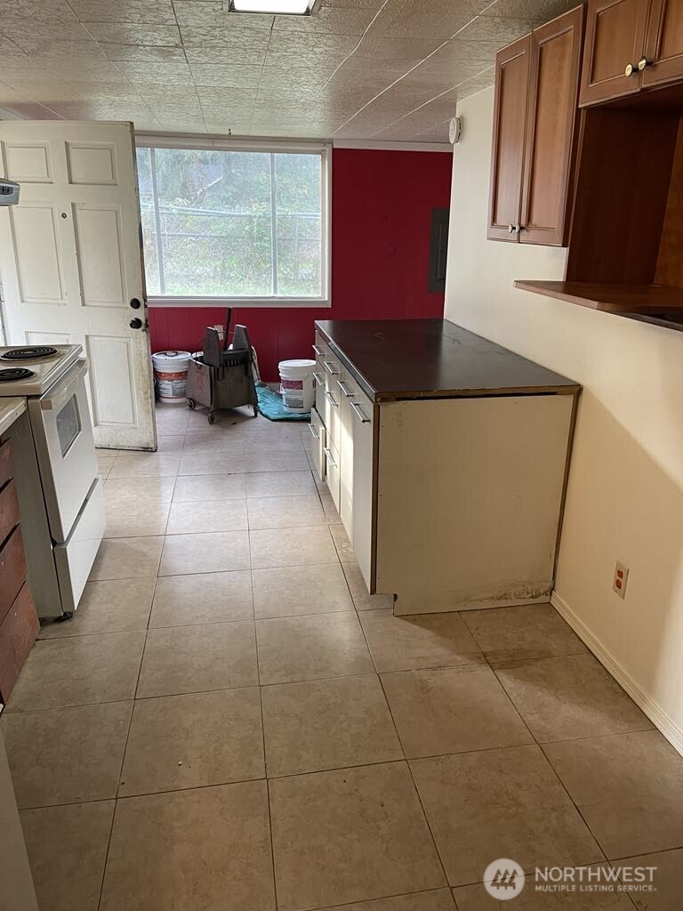 27 SW 102 Street , Seattle, WA 98146