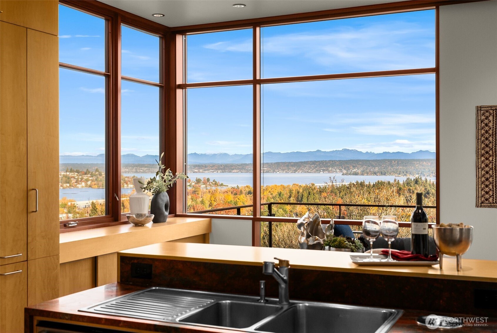 1527 E Howe Street , Seattle, WA 98112