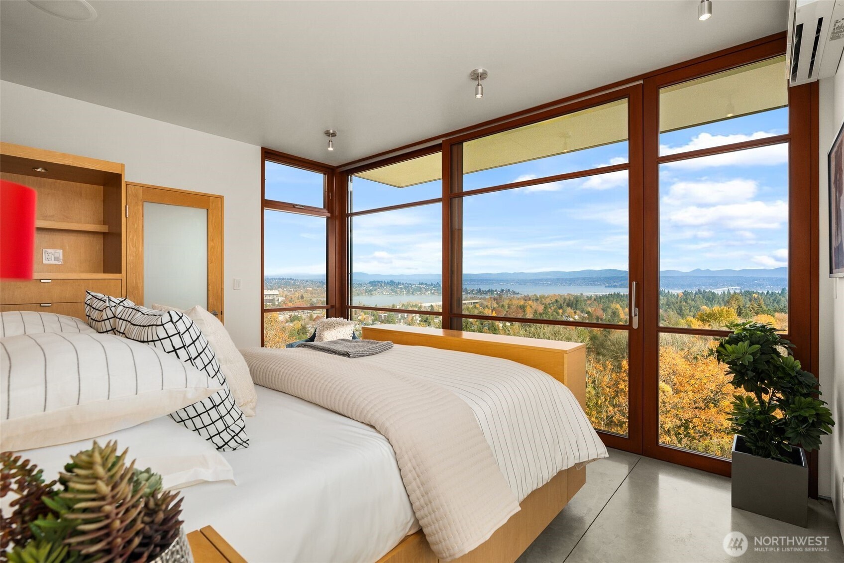 1527 E Howe Street , Seattle, WA 98112