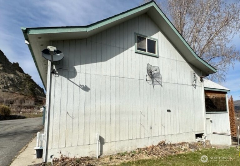 193 Golden Road , Oroville, WA 98844