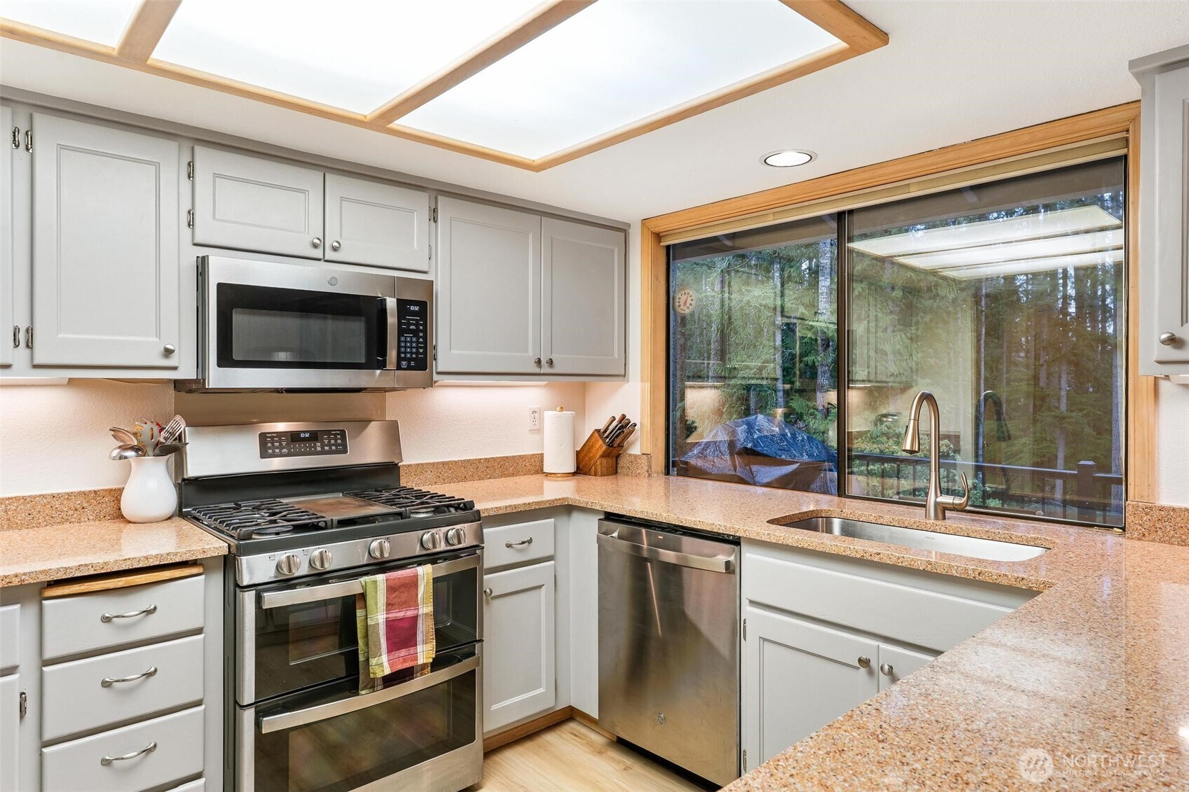 22934 SE 37th St , Sammamish, WA 98075