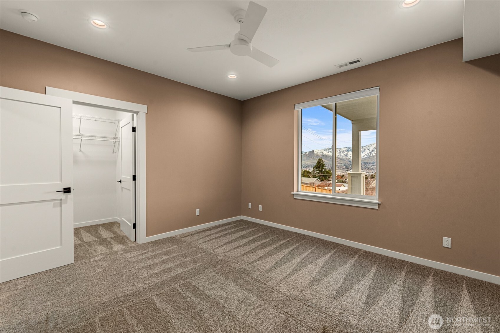 327 23rd Street NE, East Wenatchee, WA 98802