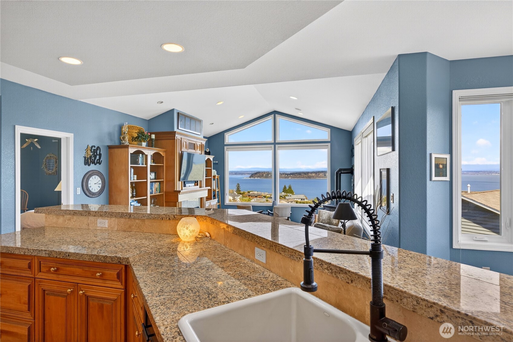 4621 Tanner View Drive , Clinton, WA 98236