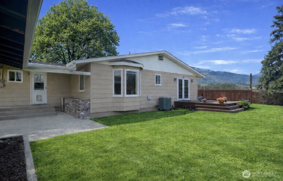 1127 Central Avenue , Oroville, WA 98844