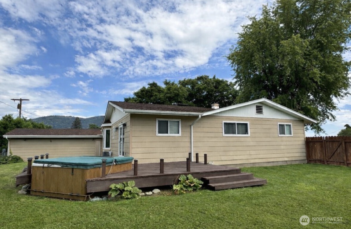 1127 Central Avenue , Oroville, WA 98844