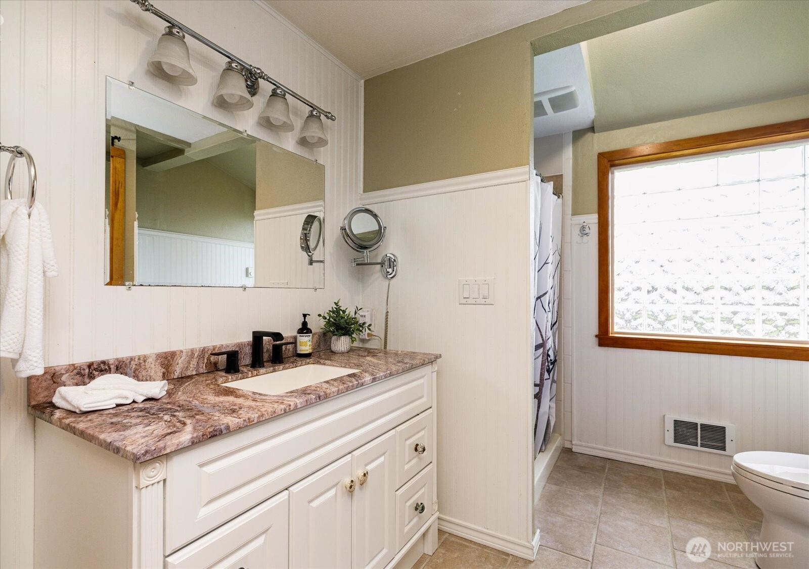 2745 Evening Glory Court , Clinton, WA 98236