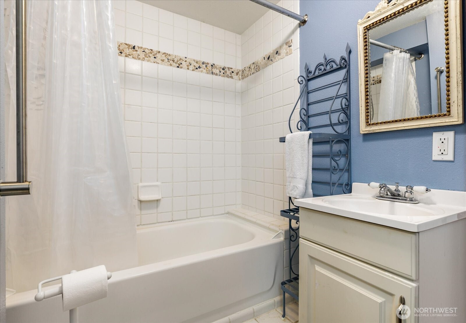 2745 Evening Glory Court , Clinton, WA 98236