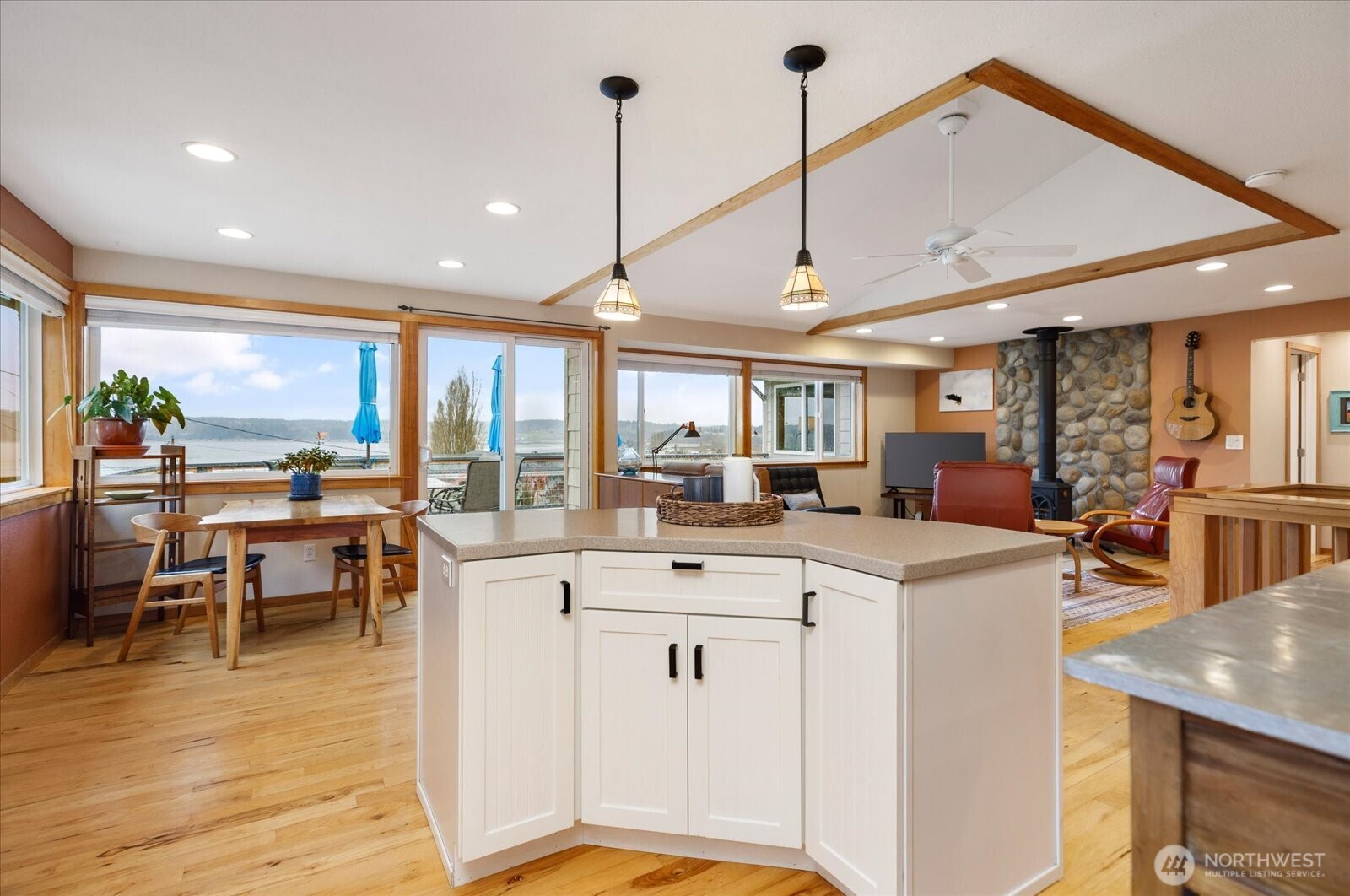 2745 Evening Glory Court , Clinton, WA 98236