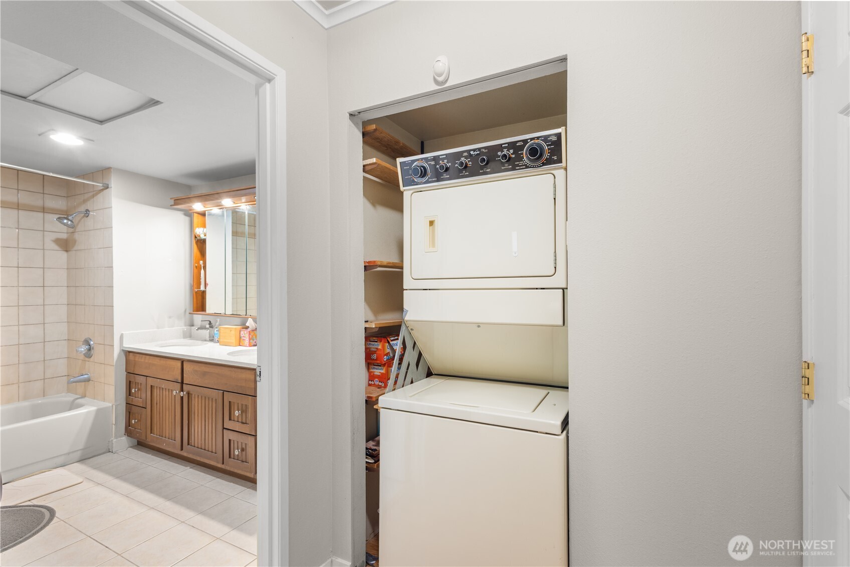 7930 SE 34th Street #203, Mercer Island, WA 98040