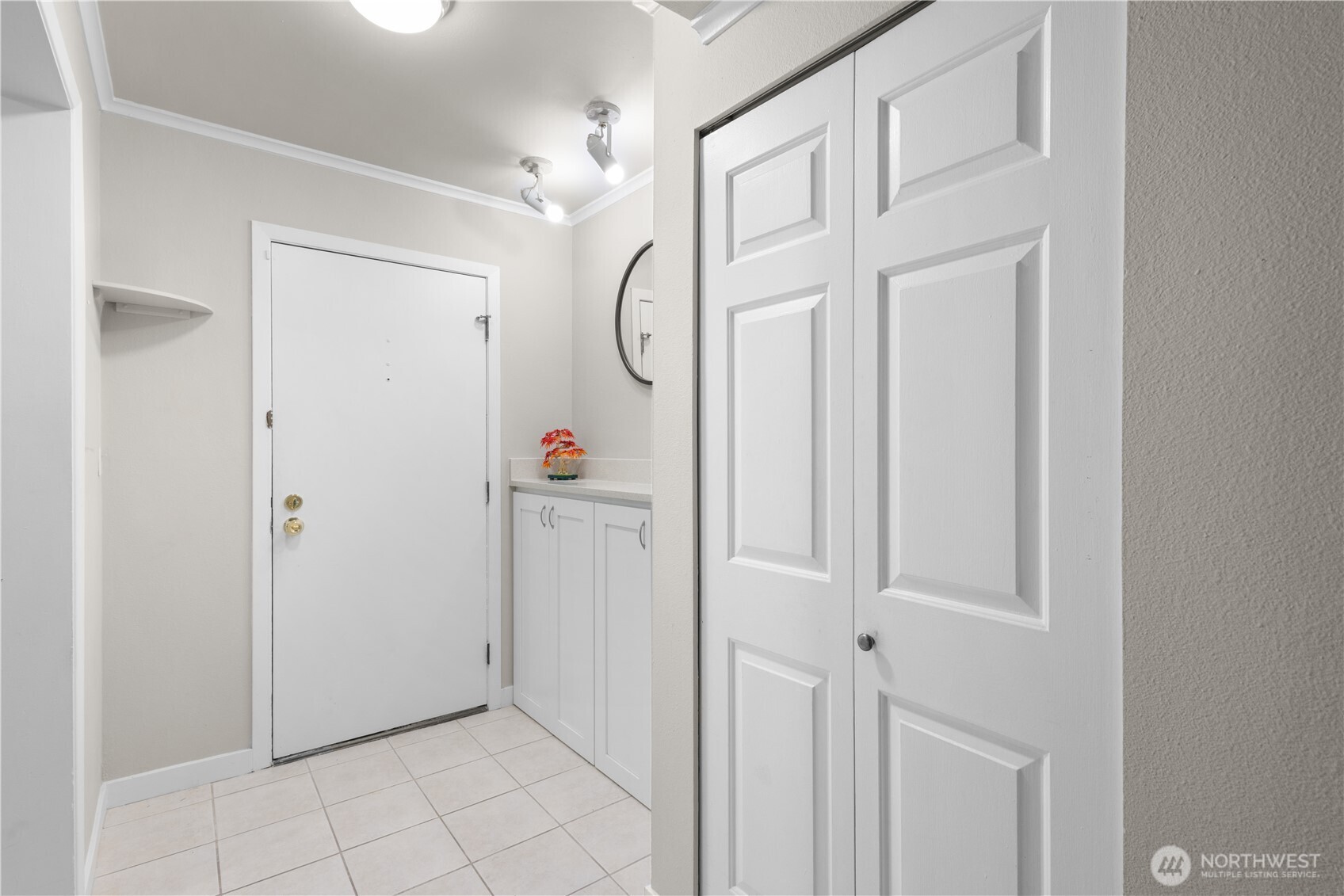 7930 SE 34th Street #203, Mercer Island, WA 98040