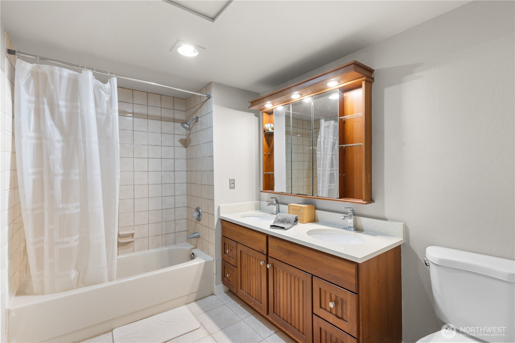 7930 SE 34th Street #203, Mercer Island, WA 98040