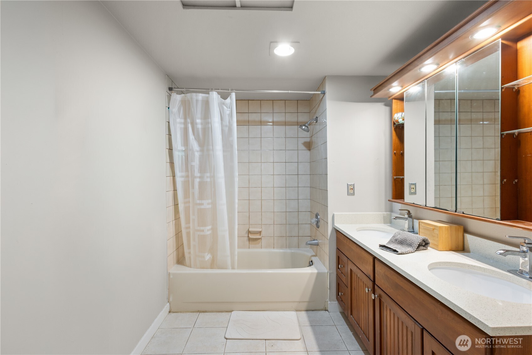 7930 SE 34th Street #203, Mercer Island, WA 98040