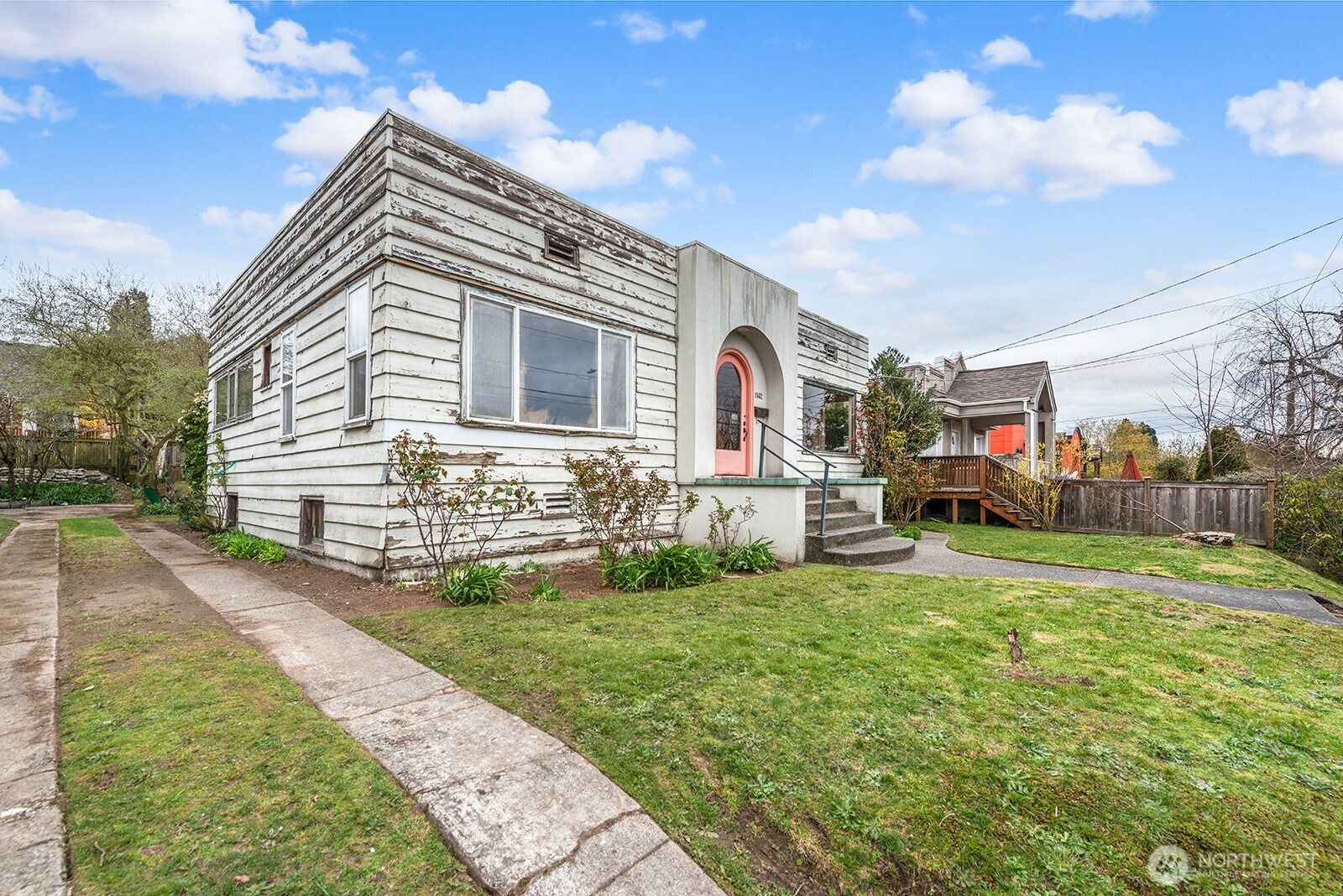 1142 N 77th Street , Seattle, WA 98103-4808