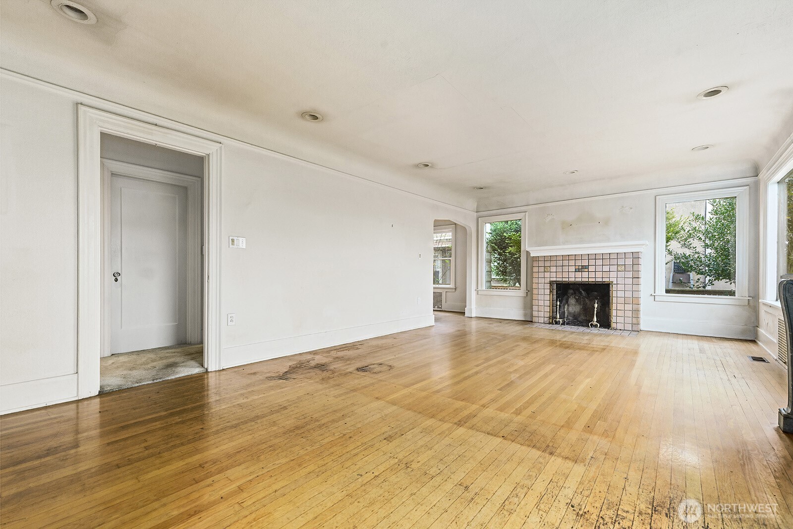 1142 N 77th Street , Seattle, WA 98103-4808