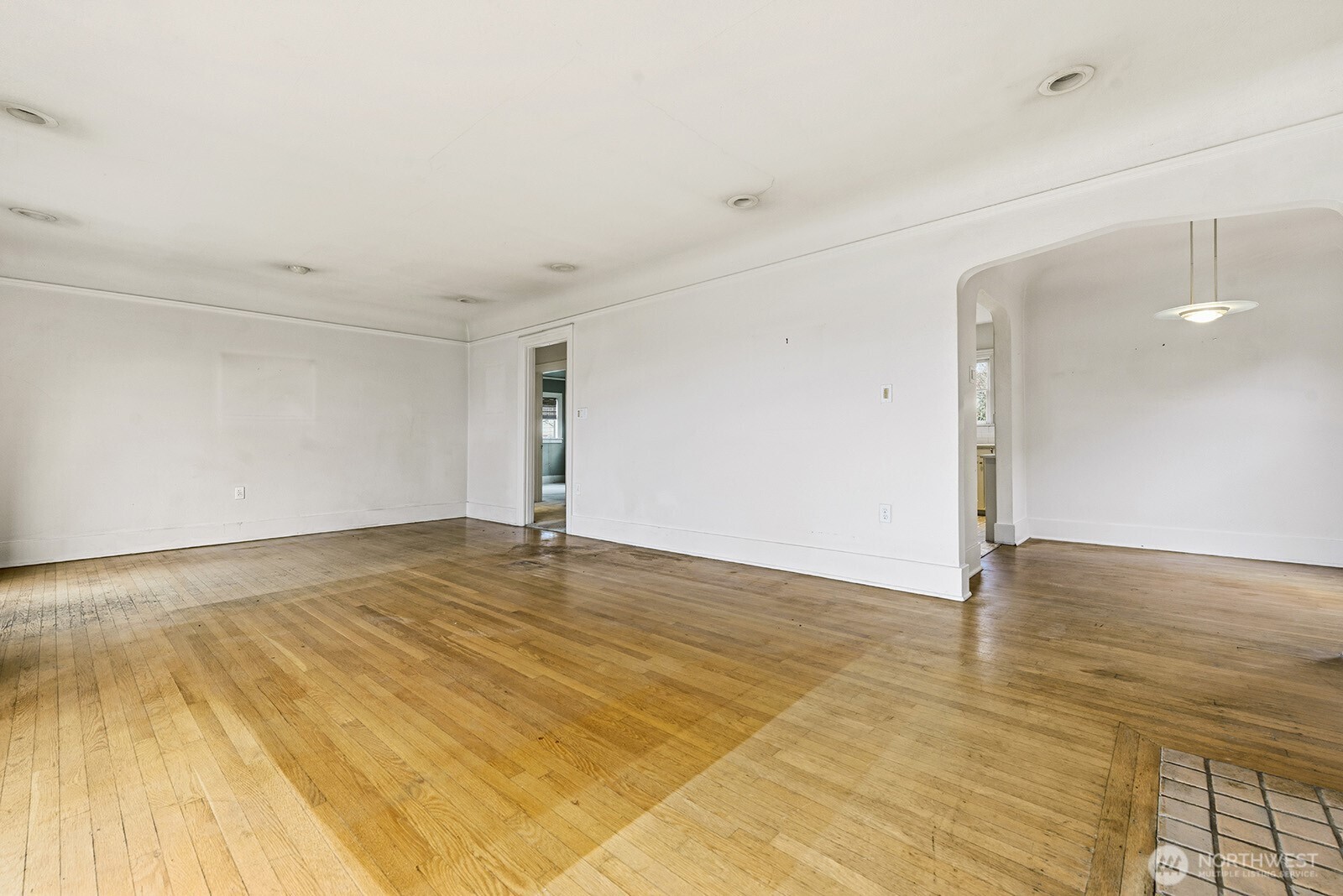 1142 N 77th Street , Seattle, WA 98103-4808