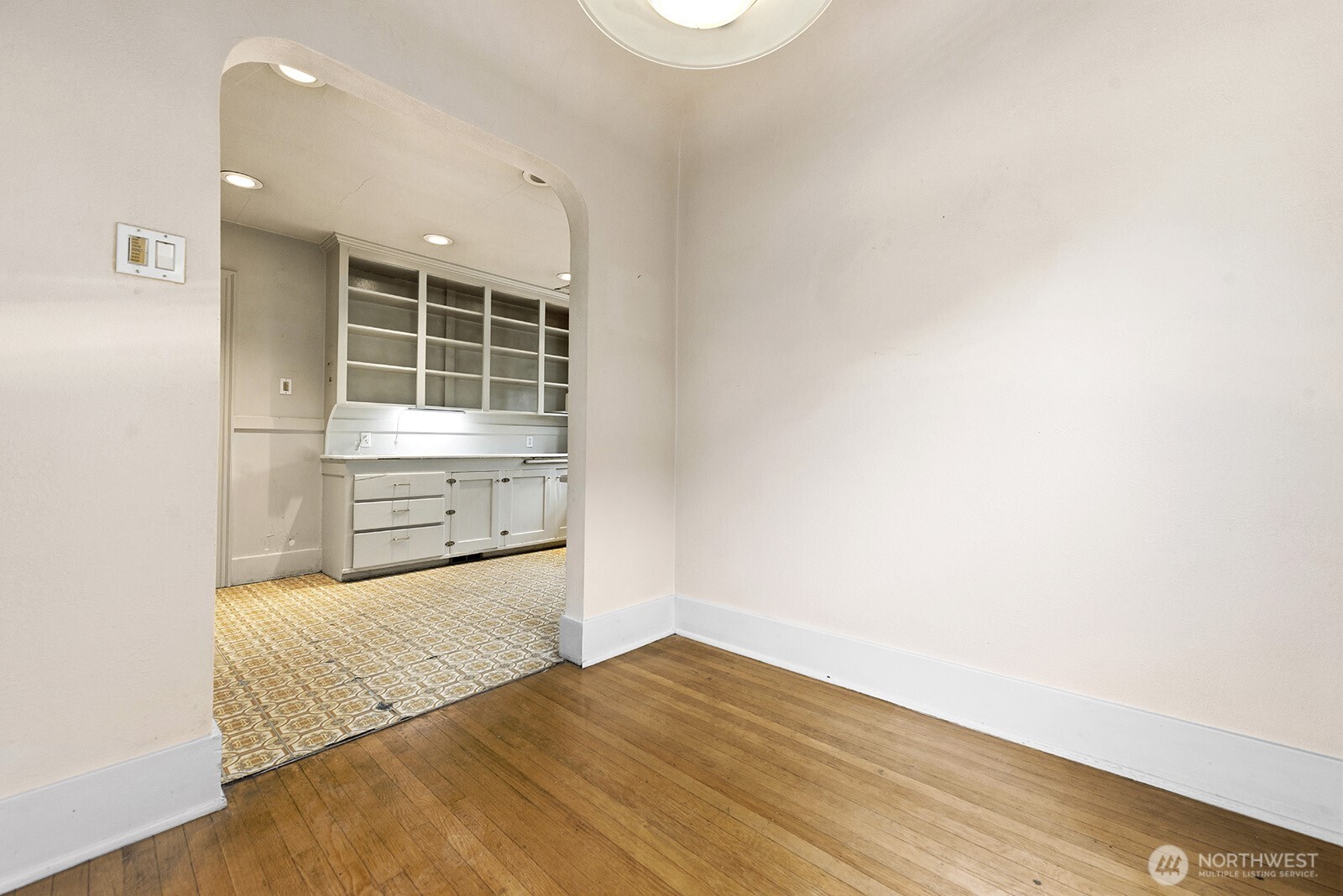 1142 N 77th Street , Seattle, WA 98103-4808