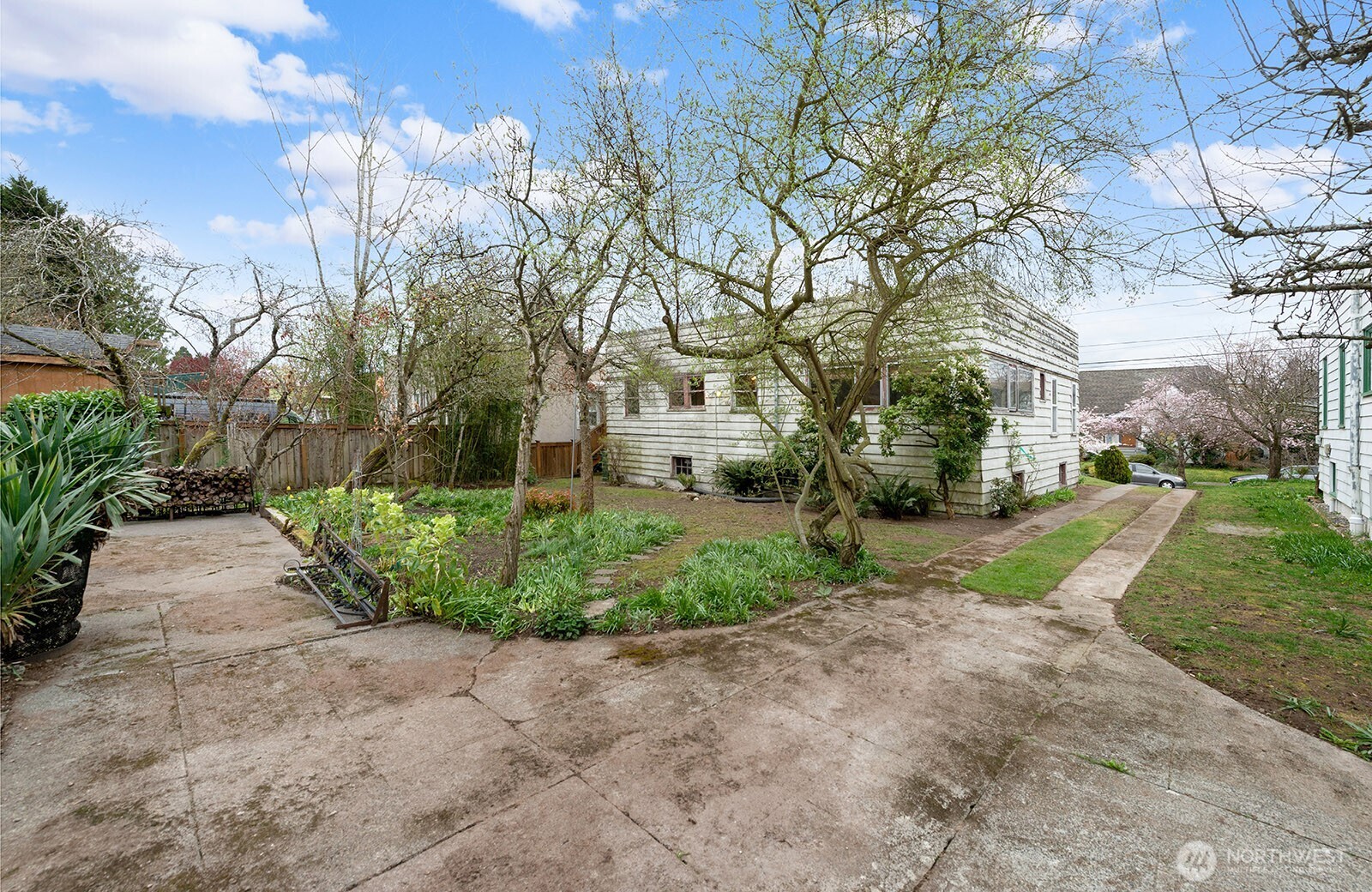 1142 N 77th Street , Seattle, WA 98103-4808