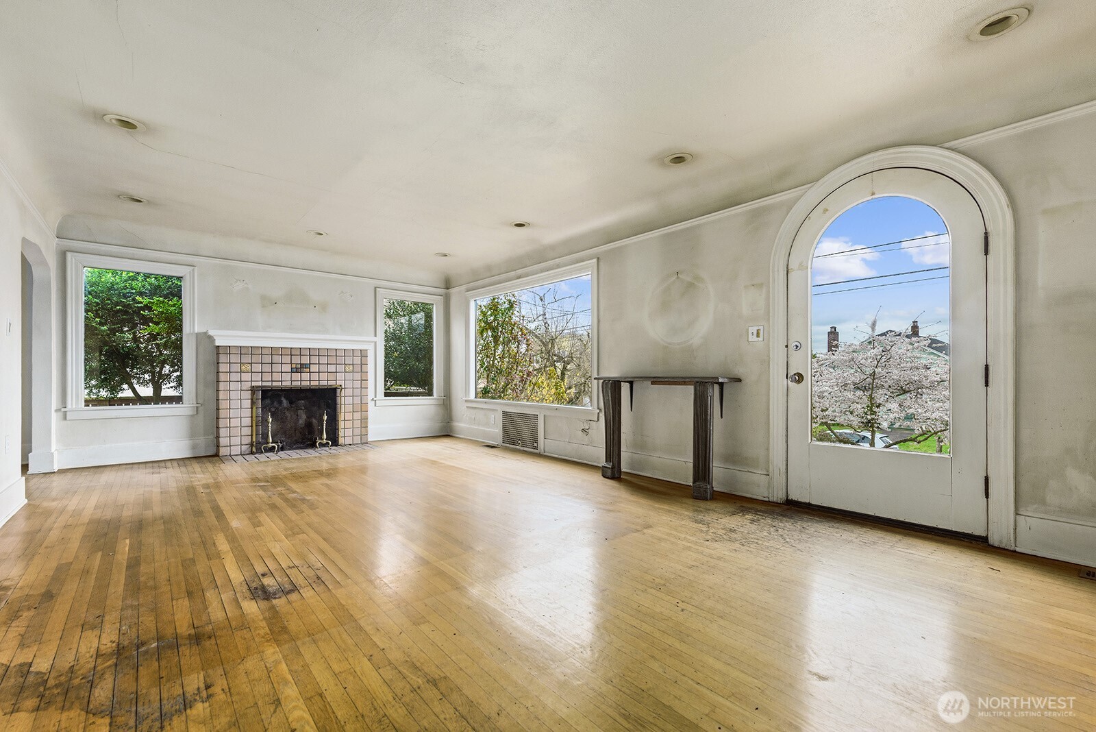 1142 N 77th Street , Seattle, WA 98103-4808