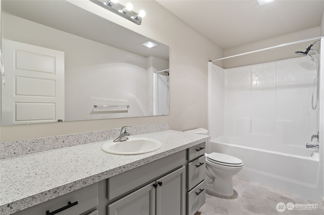 683 SE Olga Circle , Port Orchard, WA 98366