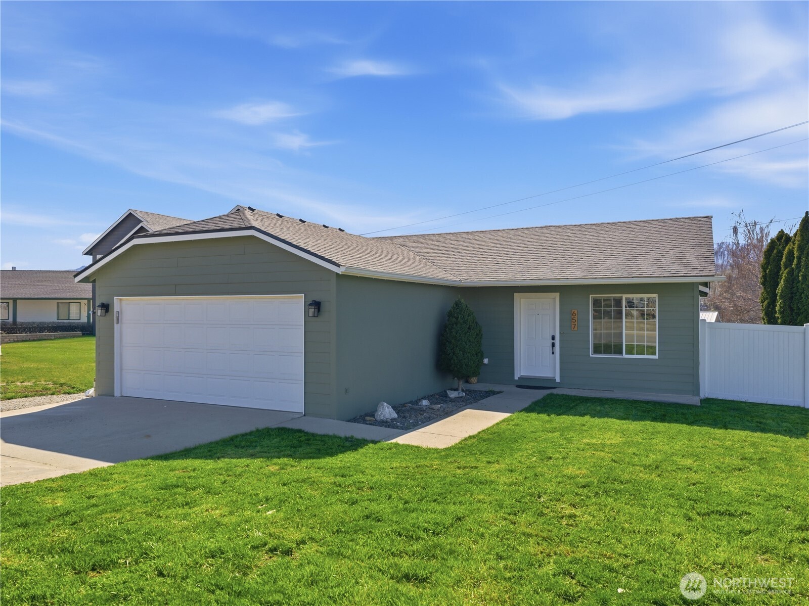 657 S Lawler Avenue , East Wenatchee, WA 98802