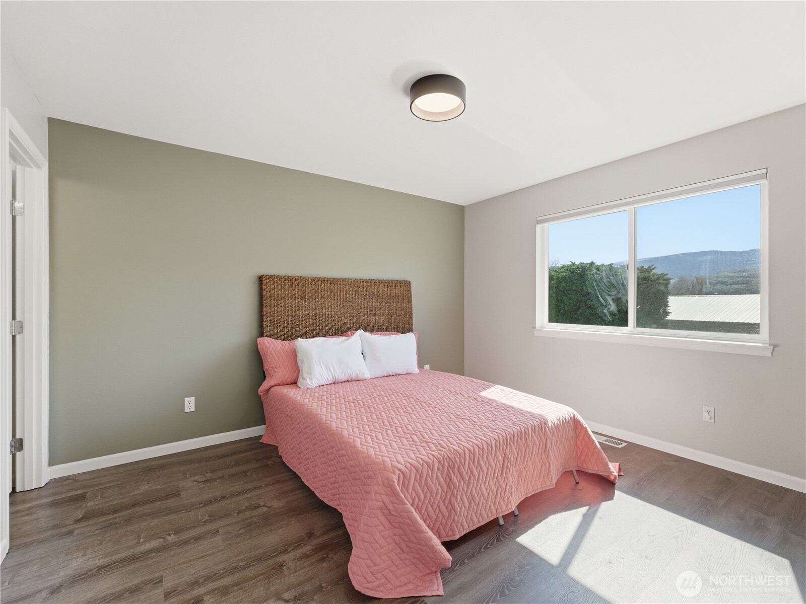 657 S Lawler Avenue , East Wenatchee, WA 98802