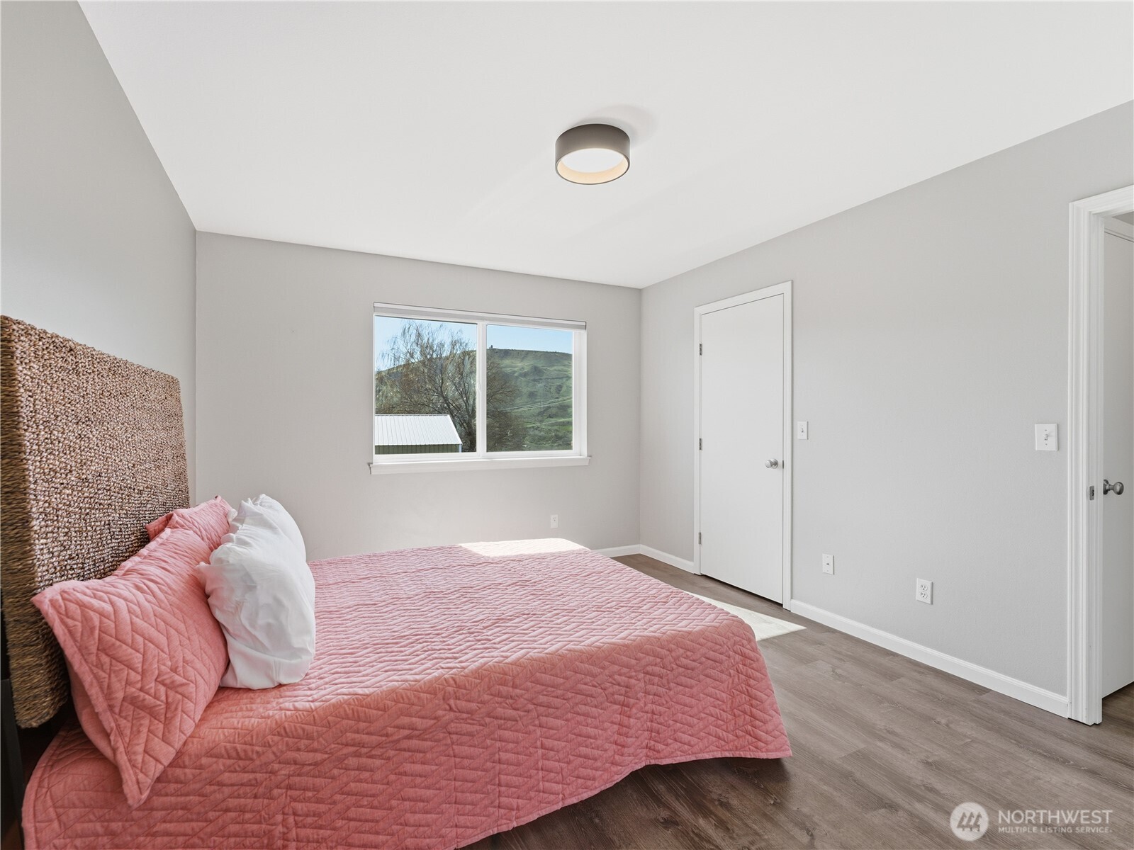 657 S Lawler Avenue , East Wenatchee, WA 98802