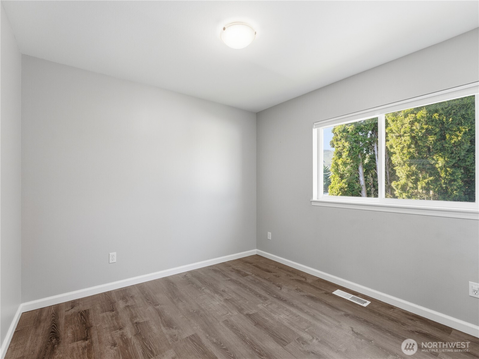 657 S Lawler Avenue , East Wenatchee, WA 98802