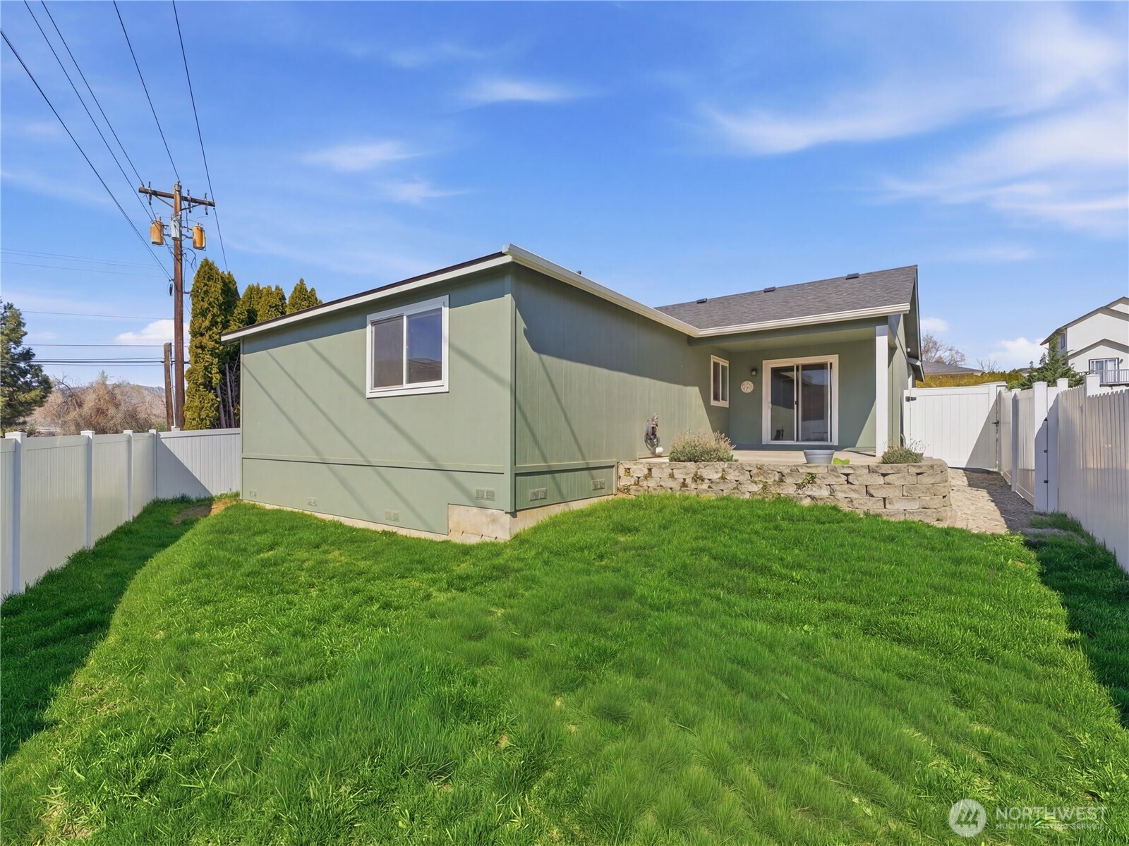 657 S Lawler Avenue , East Wenatchee, WA 98802