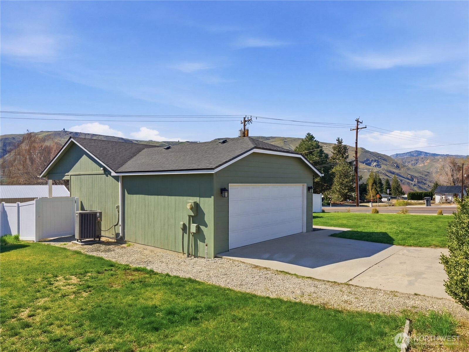 657 S Lawler Avenue , East Wenatchee, WA 98802