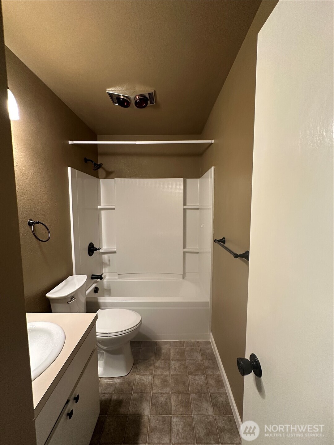 910 Barnhart Street , Raymond, WA 98577