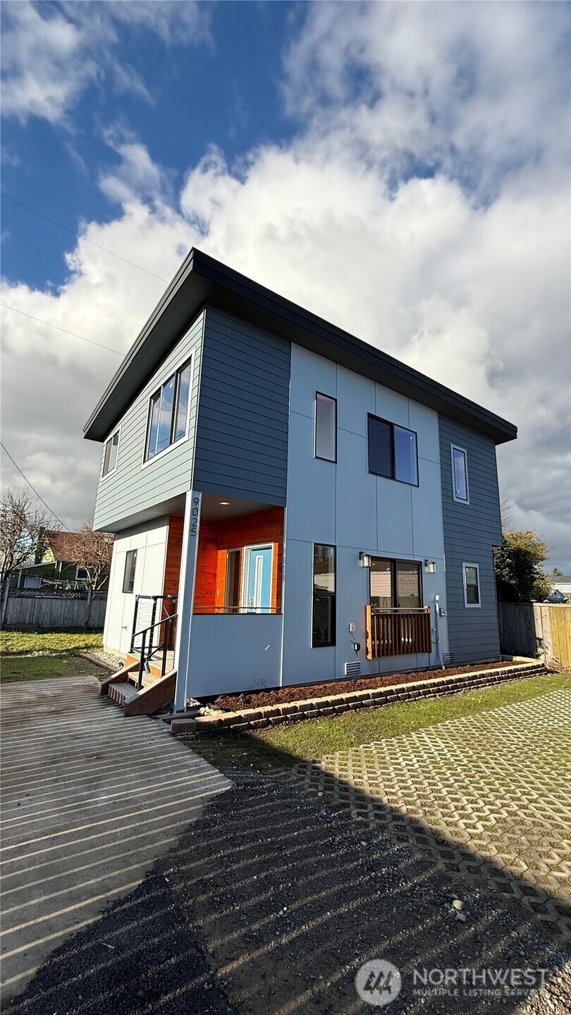 9025 38th Avenue S, Seattle, WA 98118