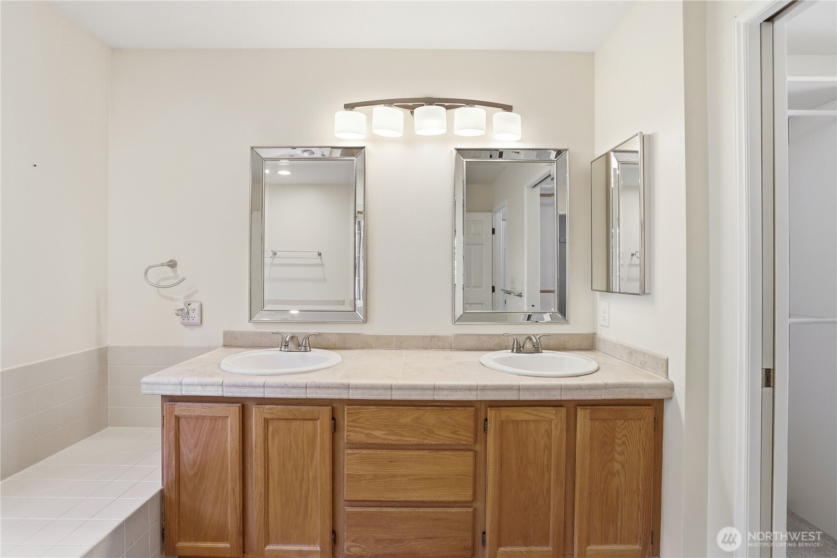 4642 SE Parsons Green Court , Port Orchard, WA 98367