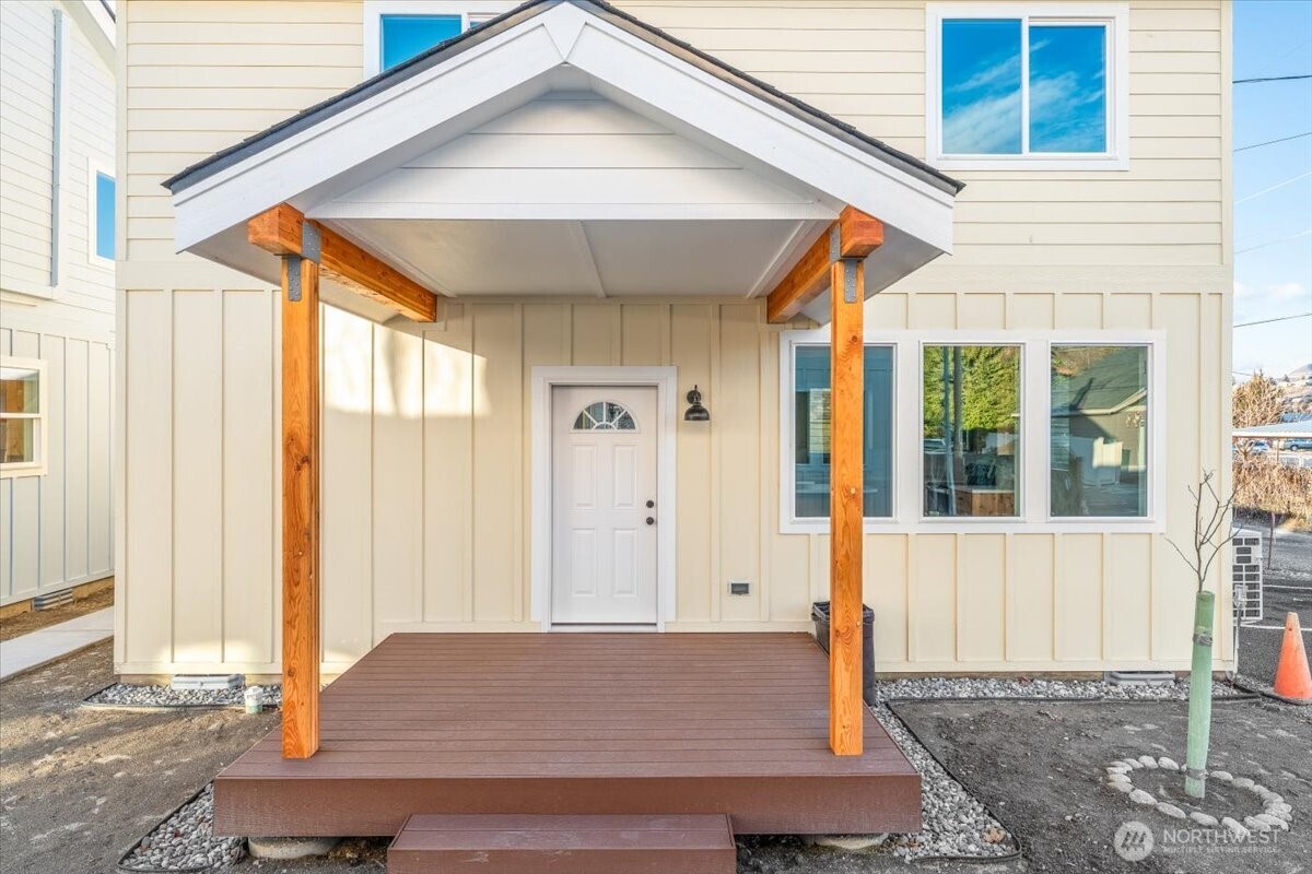 409 E Okanogan Avenue , Chelan, WA 98816