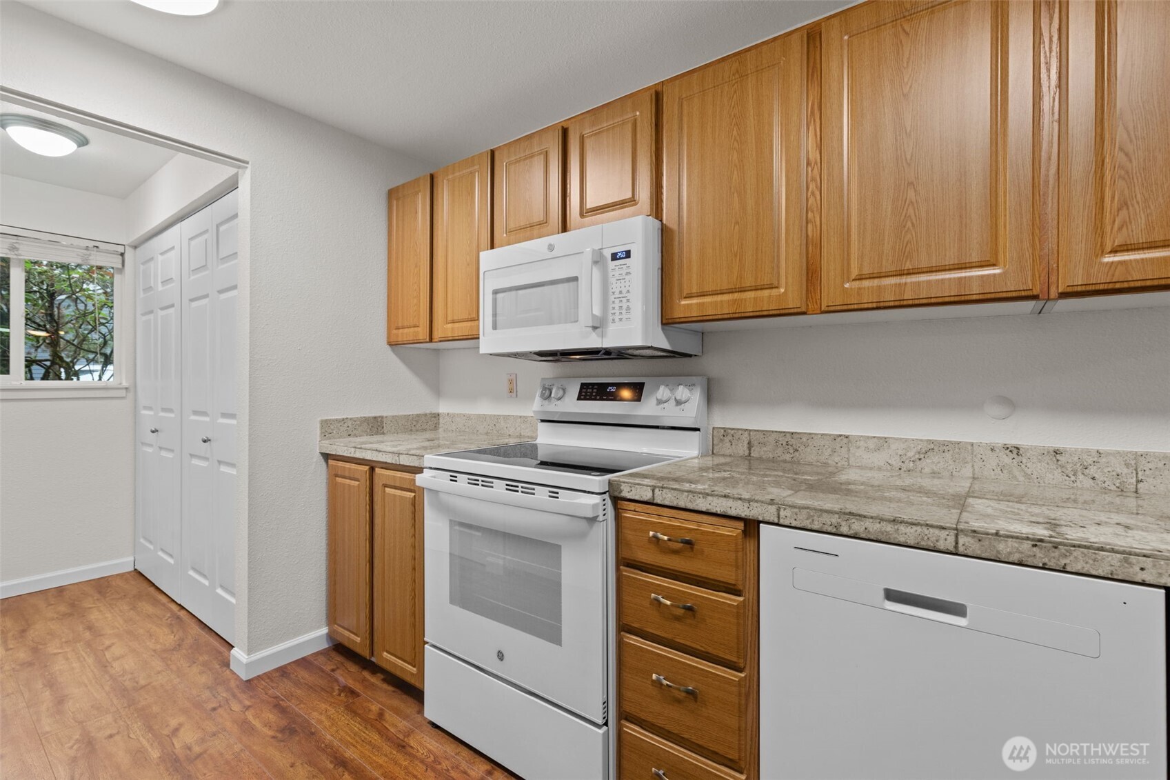 10014 NE 127th Place #A103, Kirkland, WA 98034