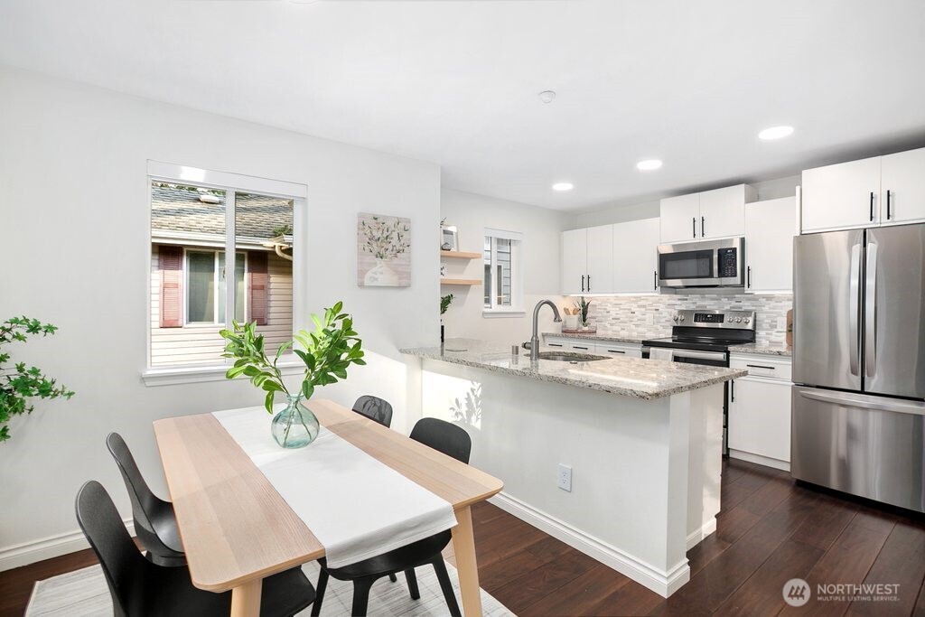 595 Newport Way NW #C4, Issaquah, WA 98027
