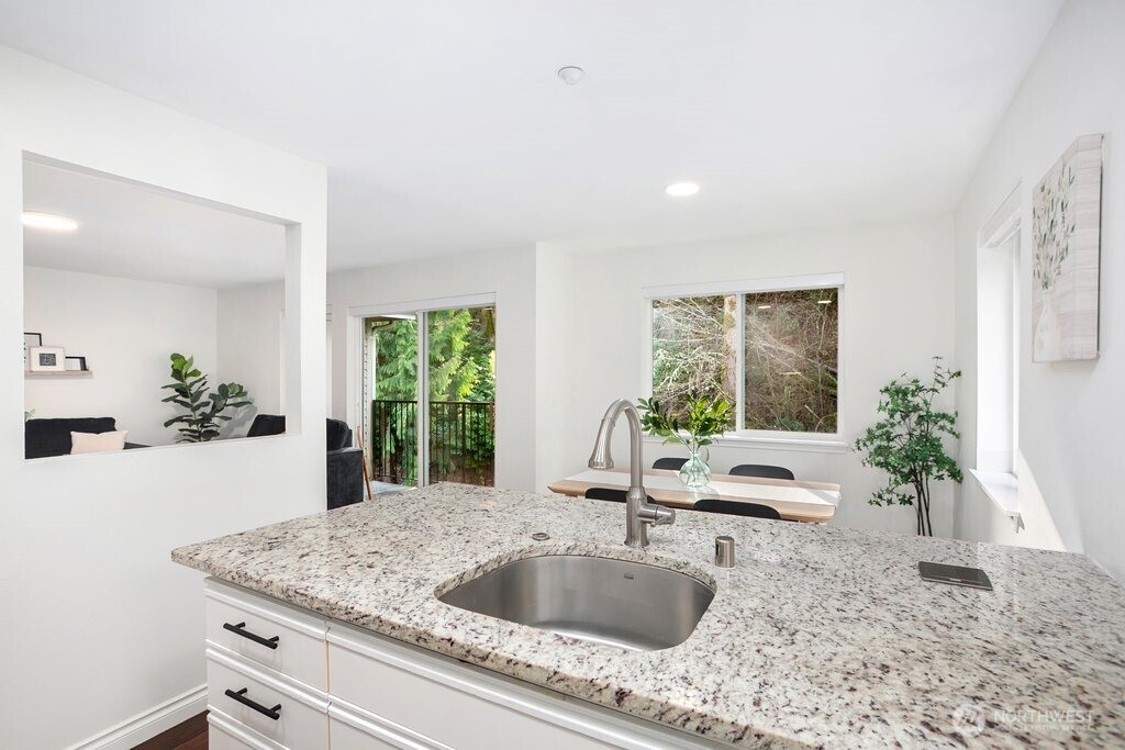 595 Newport Way NW #C4, Issaquah, WA 98027