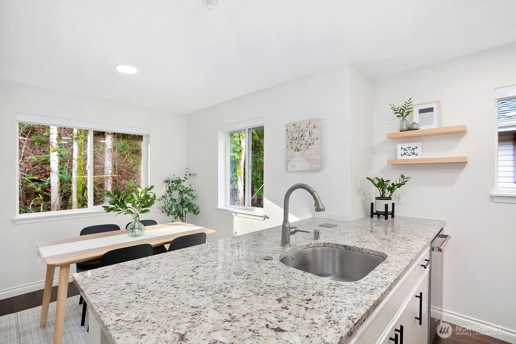 595 Newport Way NW #C4, Issaquah, WA 98027