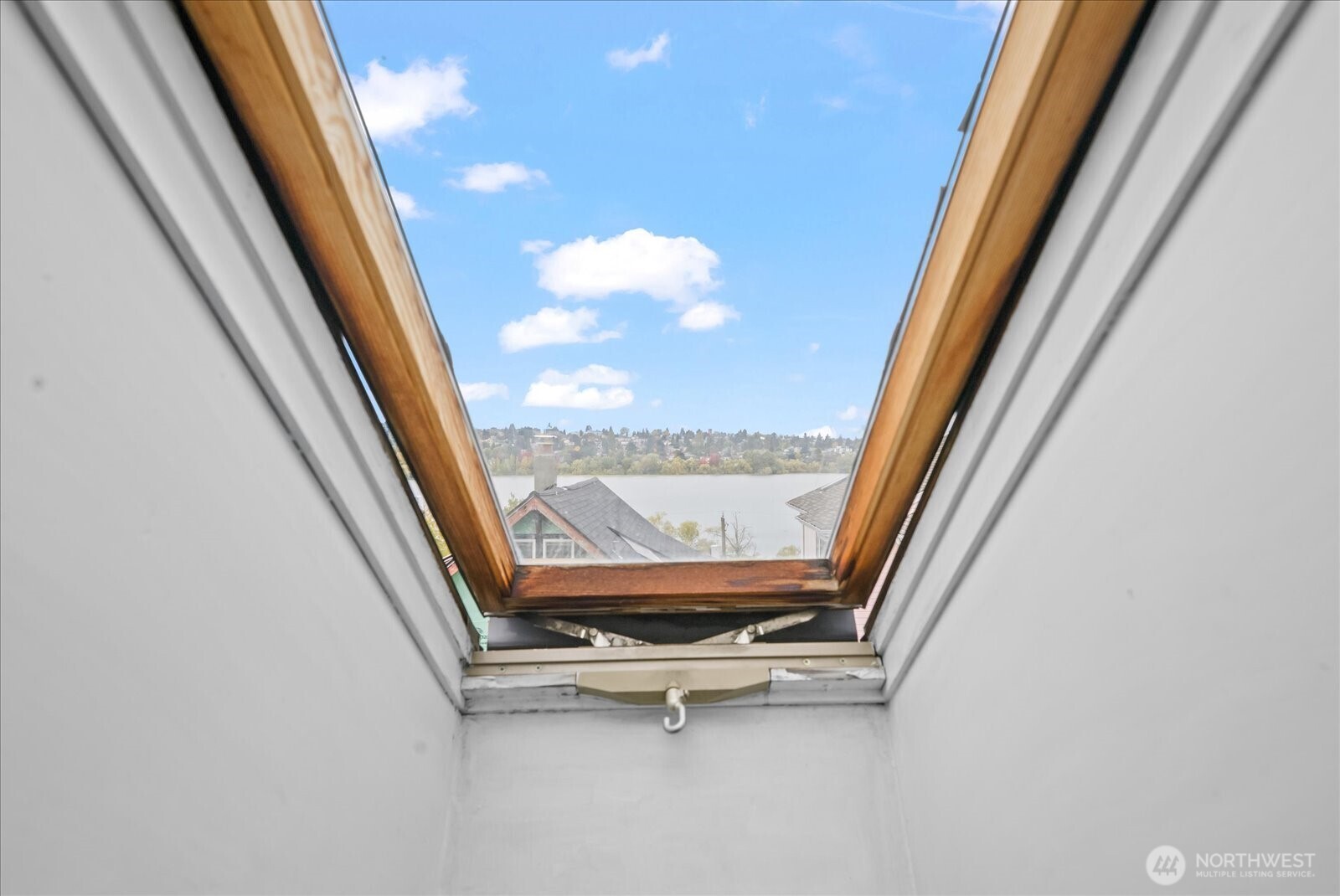 5833 Woodlawn Avenue N, Seattle, WA 98103